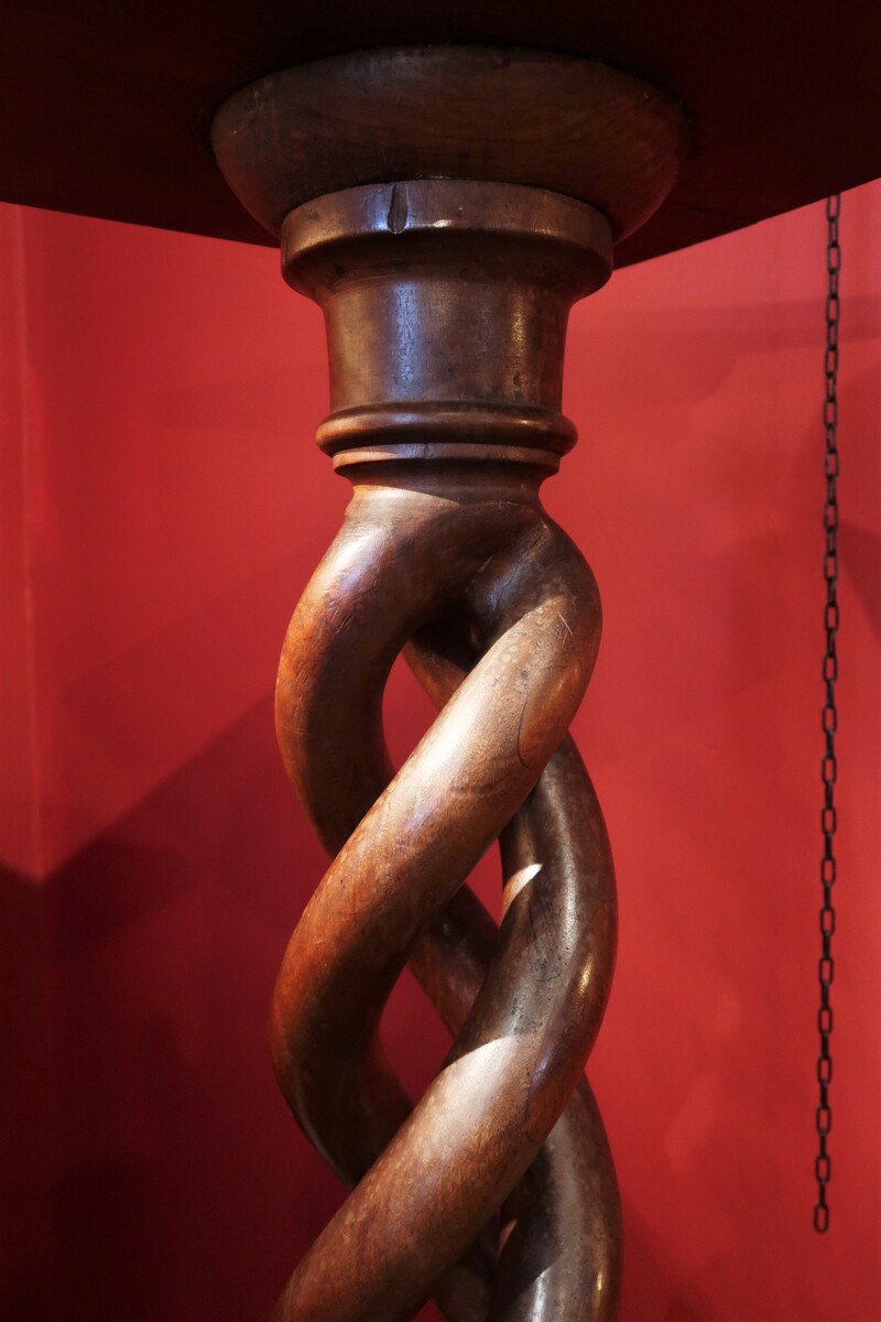 Twisted pedestal