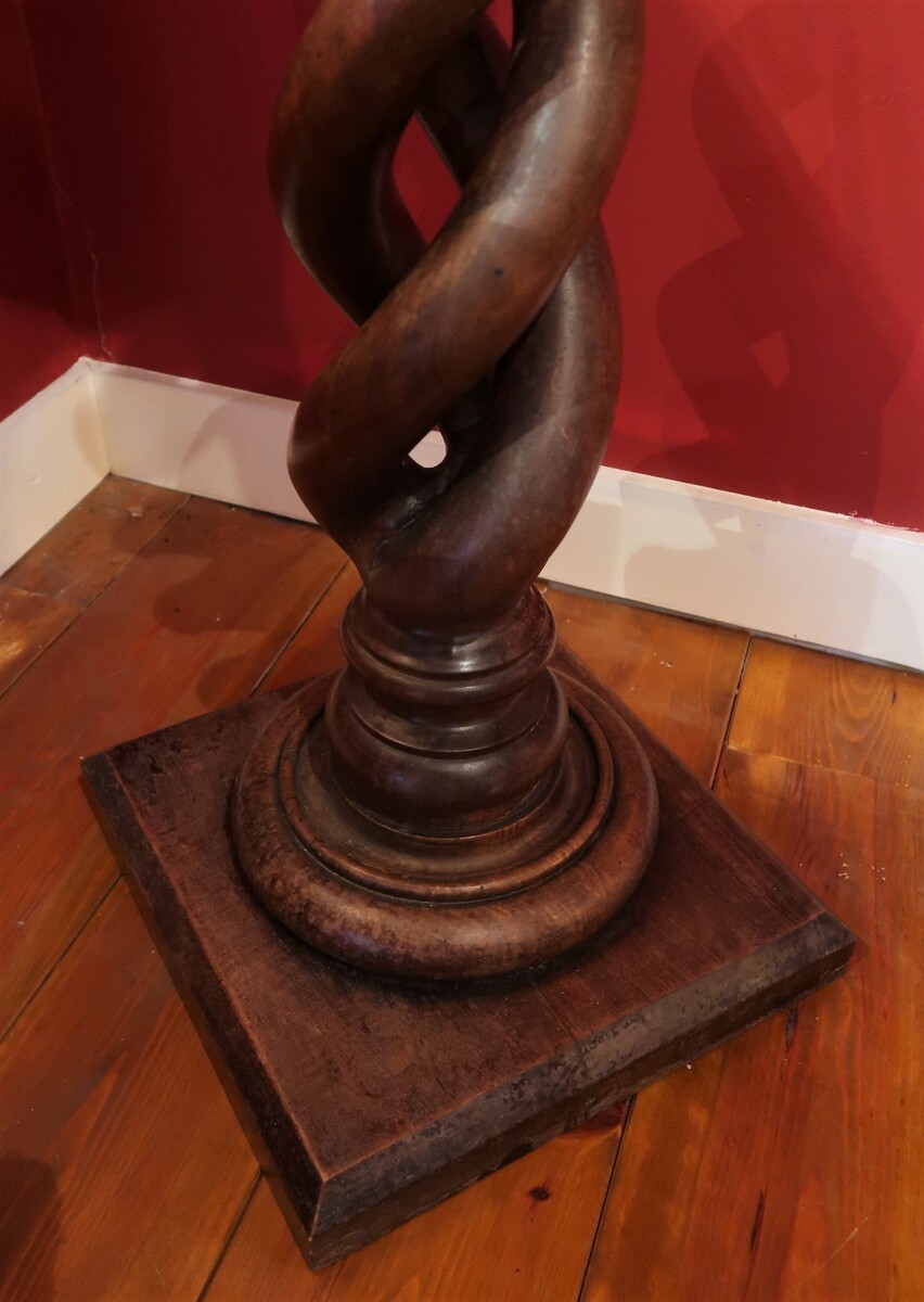 Twisted pedestal